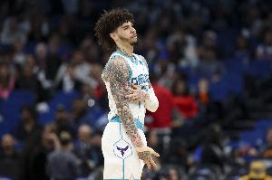 好在是赢了！三球出战22分钟&末节6犯离场 16中6拿14分4助 配图