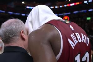 迈阿密狂欢夜！热火众队友身后洒水“突袭”阿德巴约为其庆祝！ 配图