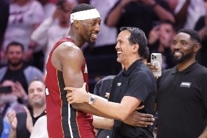 致敬科比时请尊重阿德巴约 美媒:科比也是对阵弱队&有刷数据嫌疑 配图