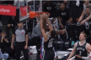 摧枯拉朽！米诺特中路突击 飞身拉杆力压斯图尔特双手暴力隔扣 配图