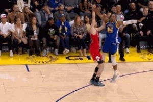 又被追回来了！霍福德对布泽利斯三分犯规 目前公牛落后1分 配图