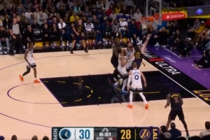 进攻回暖！里夫斯冲击内线上篮得手 帮助湖人扳平比分 配图