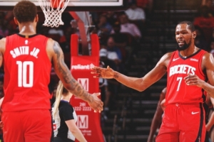 合砍52分！火箭官方发布赢球海报：封面为KD和小贾击掌瞬间 配图