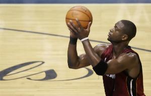 阿里纳斯:韦德每个休赛期都能学到新的东西 这就是赢家该做的 配图