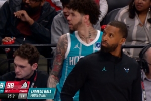 毕业了！拉梅洛·鲍尔被吹防守犯规 个人累计6犯离场 配图