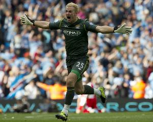 乔·哈特：多纳鲁马全速出击认为自己在禁区外，他本应用手扑球 配图