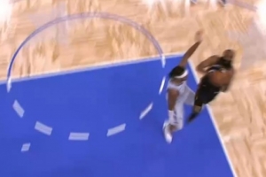 苦苦支撑！哈登对抗防守强攻打2+0 随后助攻埃利斯飙中三分 配图