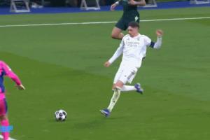 担心红点？多纳鲁马出击扑巴尔韦德单刀，最后有收手动作 配图