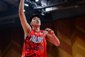 力战难救主！徐昕全场4投4中 得到8分9篮板2助攻2盖帽 配图