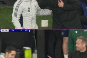 勒沃库森利用角球机会破门后,主帅与阿森纳定位球教练交流心得 配图