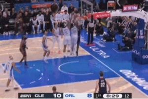 太难了！莫布里篮下接球 强攻遭对手2人补防封盖 配图