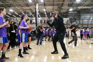 超越科比是不敬？路威：歪曲历史 科比绝不会阻止别人追求伟大 配图