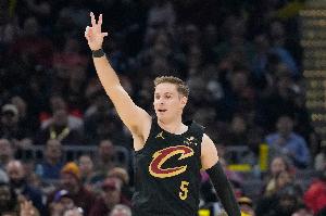 弹无虚发！梅里尔首节3中3高效拿下8分1板1助 配图