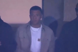 看台上为球队助威，姆巴佩现场观看皇马主场对阵曼城 配图