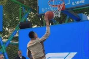 五大囧！杨鸣接阿隆索传球 篮下finger roll转了出来 配图