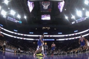 动作不小！森萨博撞翻布伦森 被吹一级恶意犯规 配图