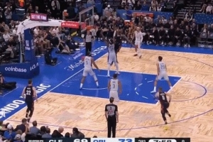 闪转腾挪！莫布里篮下连续转身晃动 起身强攻打板命中 配图