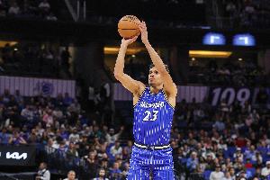 持续输出！席尔瓦双撤步三分命中 帮助魔术占据主动 配图