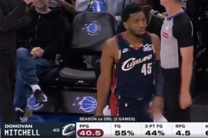 米切尔本赛季2次面对魔术场均砍下40.5分 面对单一对手赛季最高分 配图