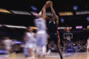 精准制导！哈登长传输送炮弹 托布接球冲击打成2+1 配图