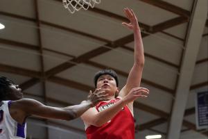 媒体人:杨瀚森进攻高效 但还是暴露出体能和防守问题仍需努力 配图