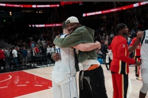 勇士出品!库明加晒与克莱拥抱照:我的兄弟 配图