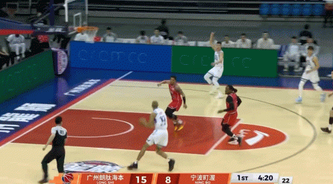 重返CBA戏份不多!贝兹利12分钟6中4拿到8分2板1助 末节没有登场 配图