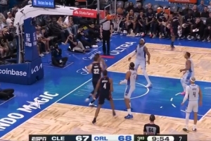 动起来打！莫布里持球强突班凯罗后仰跳投得分 配图