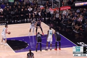 什么叫顶级射手！克尼佩尔兜出来直接三分 德罗赞扑防不及送加罚 配图