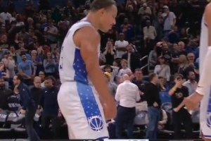 违禁动作或被罚款！贝恩关键命中关键三分后跳起大蛋舞庆祝动作 配图