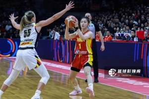 传球还不错！张曼曼4中2&三分3中1拿到7分 送出5助攻且没有失误 配图