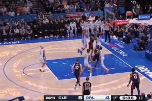 节奏很稳！哈登倚住防守左路突破 高抛打板轻松命中 配图