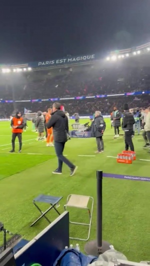 沮丧!约恩森赛后最初离场,桑切斯说服其回到球场内参与谢场 配图