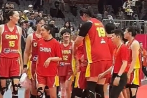 郑薇赛后拥抱中国女篮全队 王思雨落泪 张子宇拥抱安慰 配图