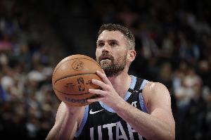 不演了？爵士前场抢断&乐福三分再中 帮助球队领先18分轰停尼克斯 配图