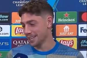 记者晒手机图:金球奖是你的!巴尔韦德调侃:手机也是给我的吗? 配图