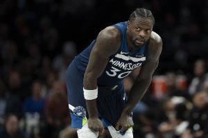 火药味！兰德尔卡位时和马瑟林发生口角 后者被吹普通犯规 配图