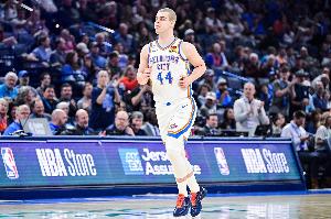 雷霆米切尔：托皮奇是非常强大的球员 看他回来开心打球感觉很好 配图