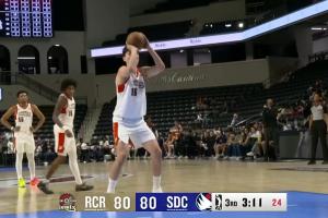 得分G联盟生涯新高！杨瀚森顶开防守上篮 紧接着再进勾手11中11！ 配图