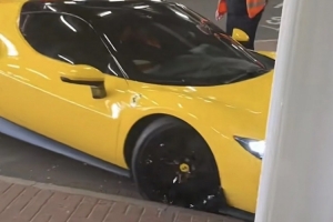 太阳报:托纳利价值30万镑的法拉利被安保人员停车时刮伤轮毂 配图