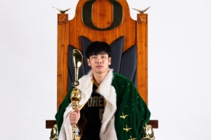 访问的第四所大学！张博源晒出访问俄勒冈大学期间拍摄的定妆照！ 配图