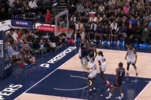 摧枯拉朽！乔丹·米勒接球腾空而起 力压兰德尔暴力隔扣 配图