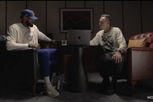 詹姆斯:只要辅助手伸直了推开对手就是进攻犯规 可以用肩膀对抗 配图