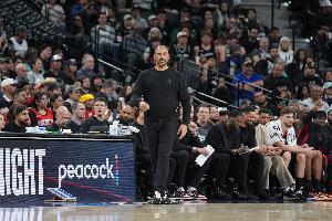 解说:火箭外线没有三分威胁牵制 空间问题又一次导致失利 配图