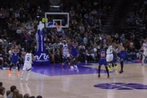 极限操作！科利尔弧顶躲过两人夹击轰进压哨三分球 配图