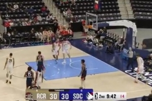 场上很积极！杨瀚森罚球间隙与队友交流沟通 配图