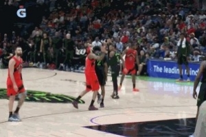 打得郁闷！英格拉姆暂停后扔护腕发泄被吹技犯 配图