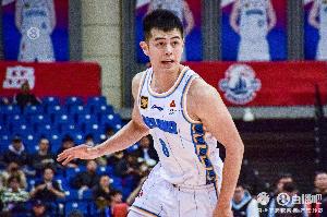 方硕：麦基的策应能力还未完成展现 还得继续磨合让他特点最大化 配图