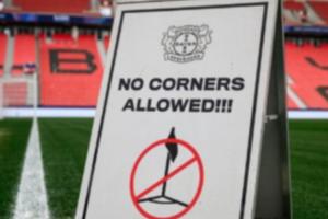 药厂赛前竖“禁止角球”警示牌,破门后:谁把那东西放那儿的 配图