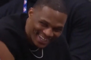 小儿科了！三球投中三分后冲威少飙垃圾话 引后者哈哈大笑 配图